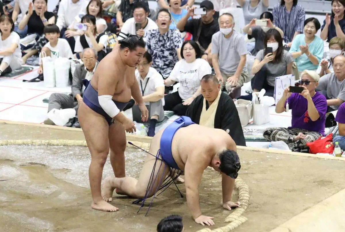 【画像・写真】豊昇龍「体調を見ながらやるしかない。残り3日間…」　朝稽古では左肩にテーピング　土俵上がらず