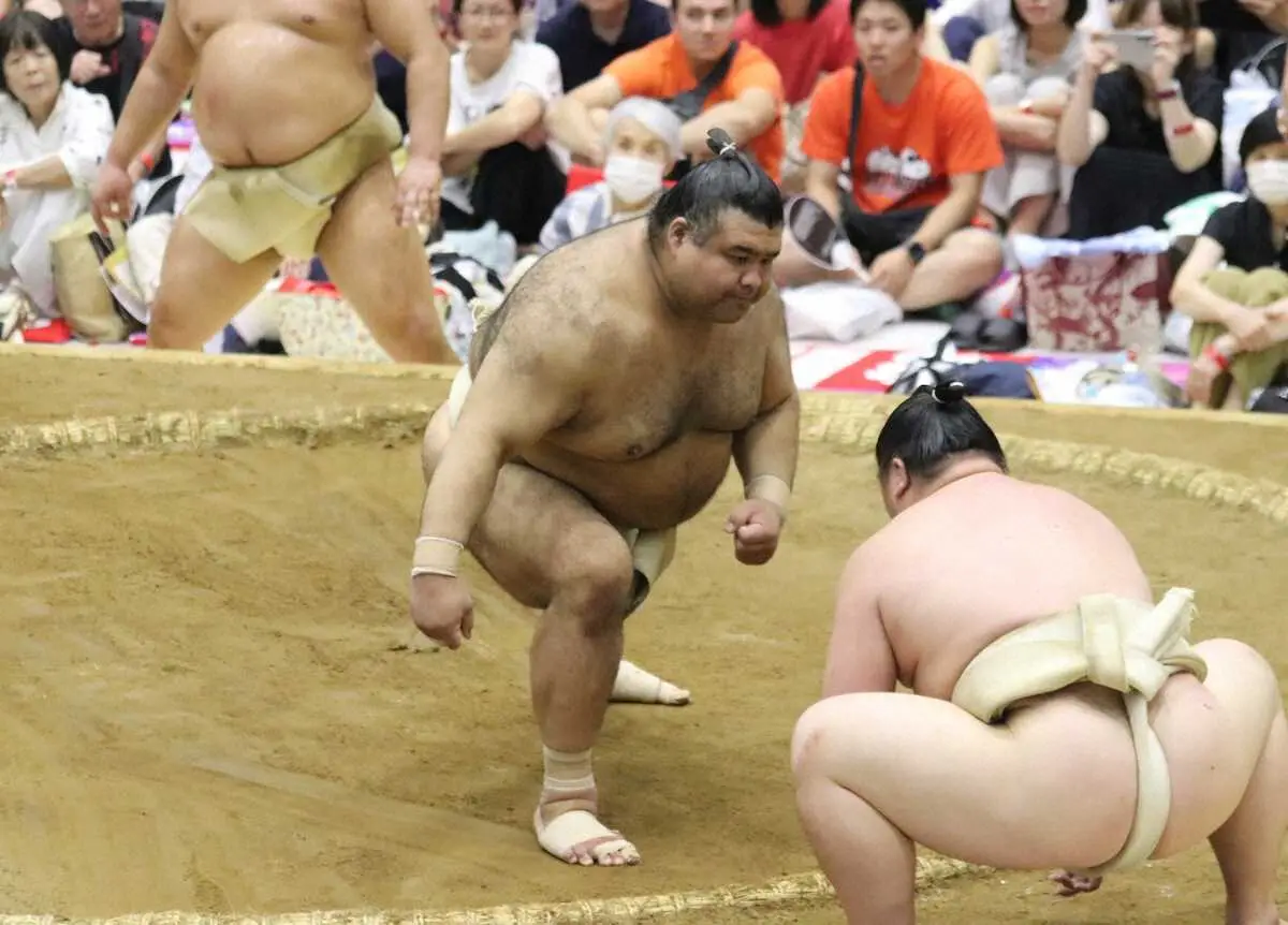 【画像・写真】茨城県出身の高安「温かく迎えてくれて地元に帰ってきて良かった」　ぶつかり稽古では白熊に胸を出す