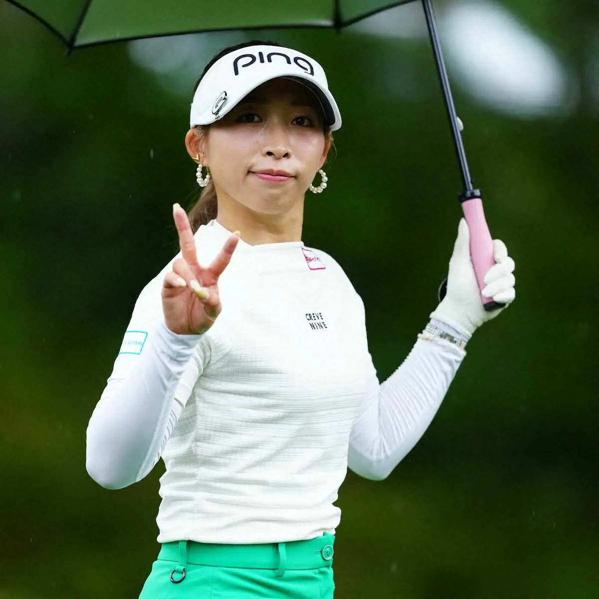 【画像・写真】＜ニトリ・レディース・2日目＞1番、Vサインを見せる大出瑞月（撮影・西尾　大助）