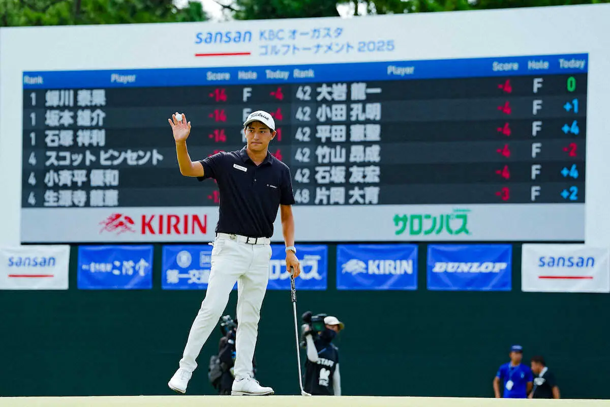【画像・写真】＜Sansan　KBCオーガスタゴルフトーナメント2025第3日＞18番、パーセーブしギャラリーの声援に応えホールアウトする石塚祥利（撮影・会津　智海）