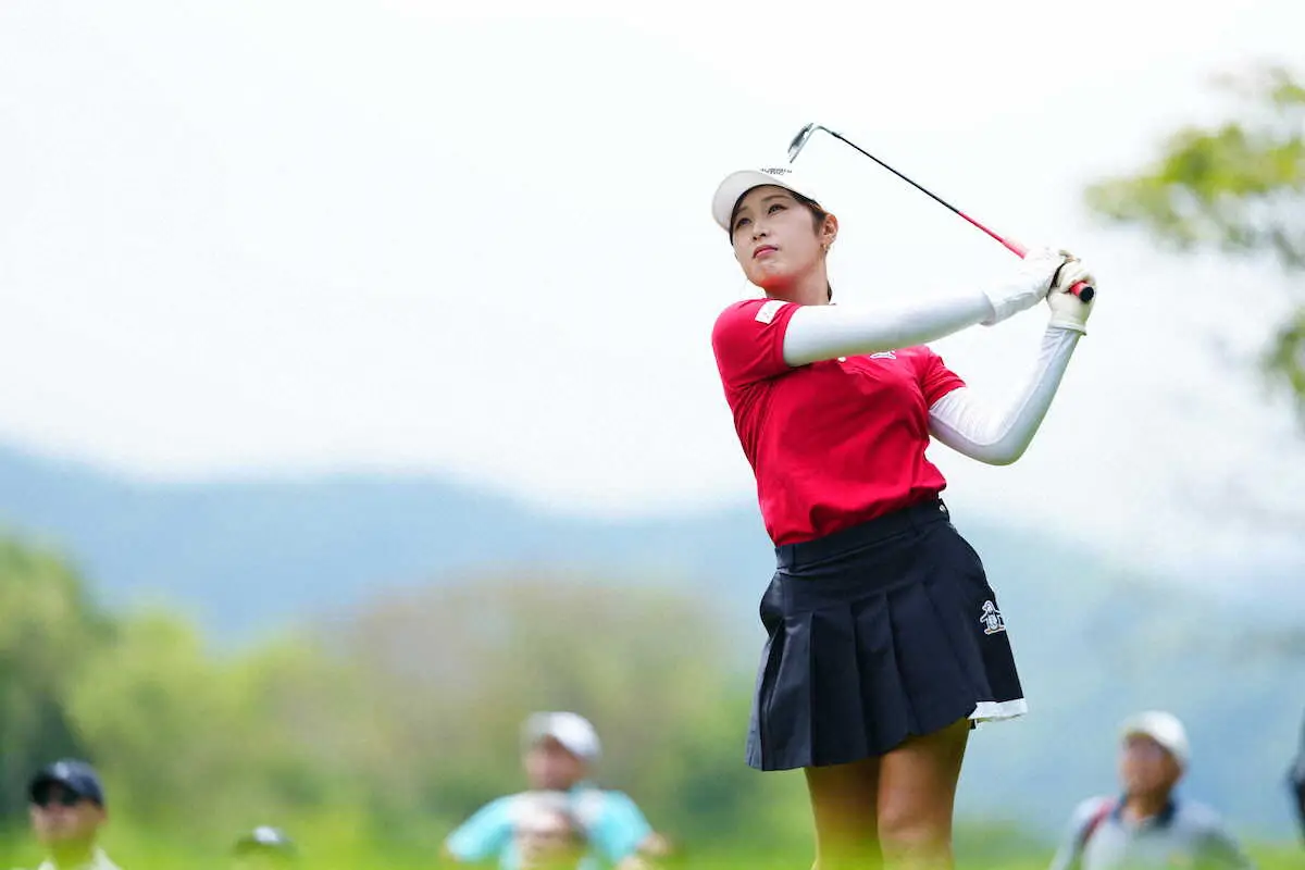 【画像・写真】＜ニトリ・レディース・3日目＞8番、ティーショットを放つ吉沢柚月（撮影・西尾　大助）