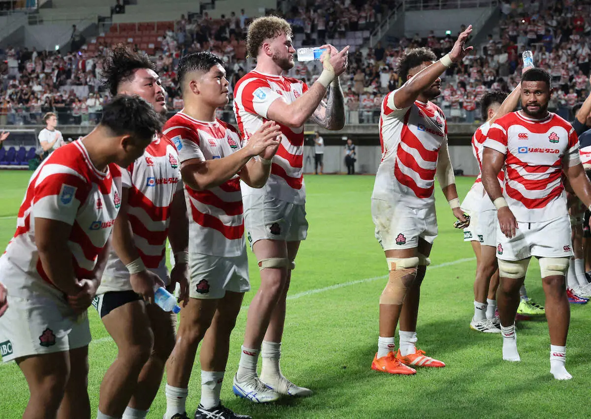 【画像・写真】＜日本・カナダ＞スタンドにあいさつをするディアンズ（左から4人目）ら（撮影・篠原岳夫）