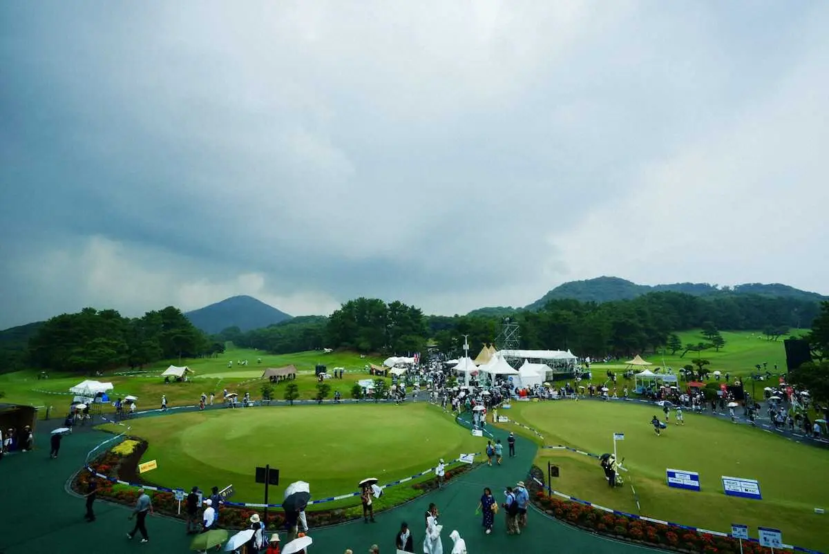 【画像・写真】【男子ゴルフ】雷雲接近のため一時競技中断　首位に米沢蓮、小斉平優和