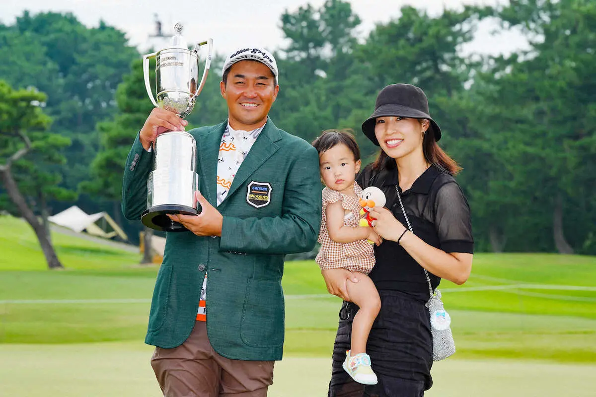 【画像・写真】ツアー初優勝を飾り、妻・美月さん、娘・和暖ちゃんと笑顔を見せる小斉平優和（撮影・会津　智海）