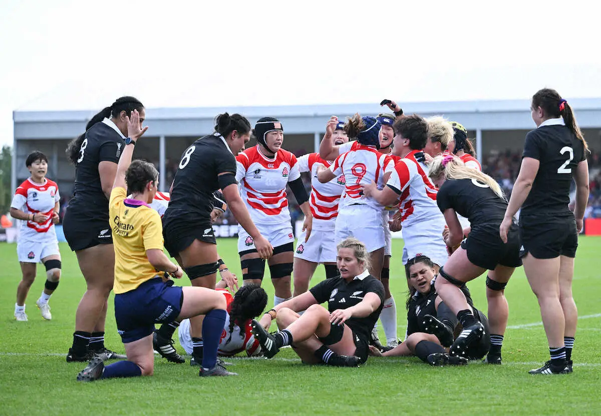 【画像・写真】＜日本・ニュージーランド＞後半7分、2本目のトライを決めて喜び合うサクラフィフティーン　（C）JRFU