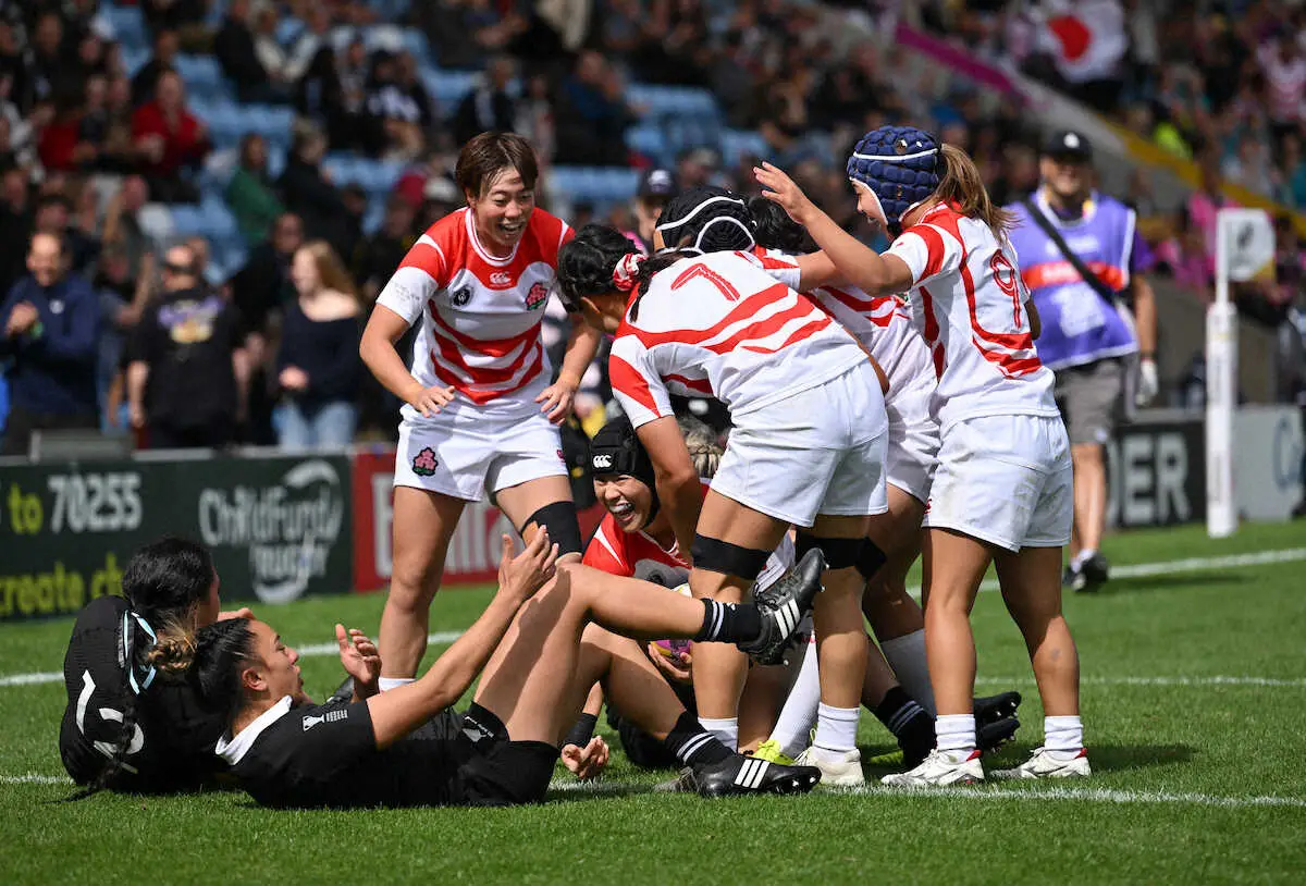 【画像・写真】＜日本・ニュージーランド＞前半4分、WTB畑田桜子の先制トライで喜び合うサクラフィフティーン　（C）JRFU