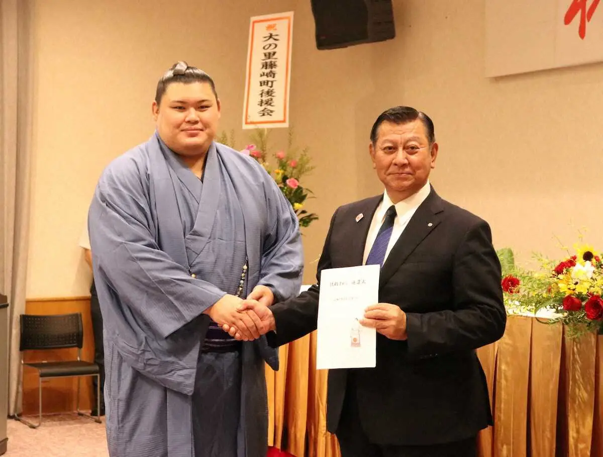 【画像・写真】化粧まわしを返還した大の里（左）（撮影・中村　和也）