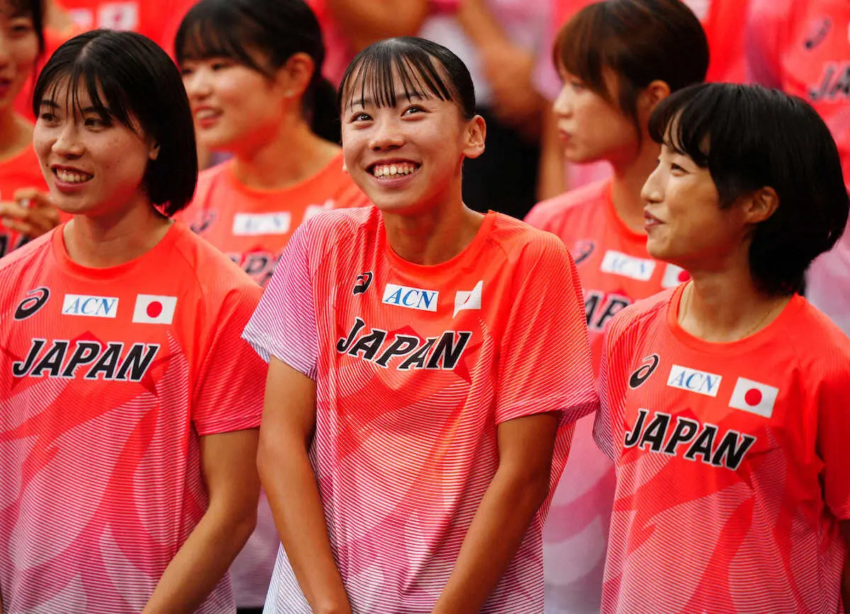 【画像・写真】【陸上】久保凛　初舞台にワクワク「国立で走る姿まだ想像できない」田中佑美らと記念ショットも