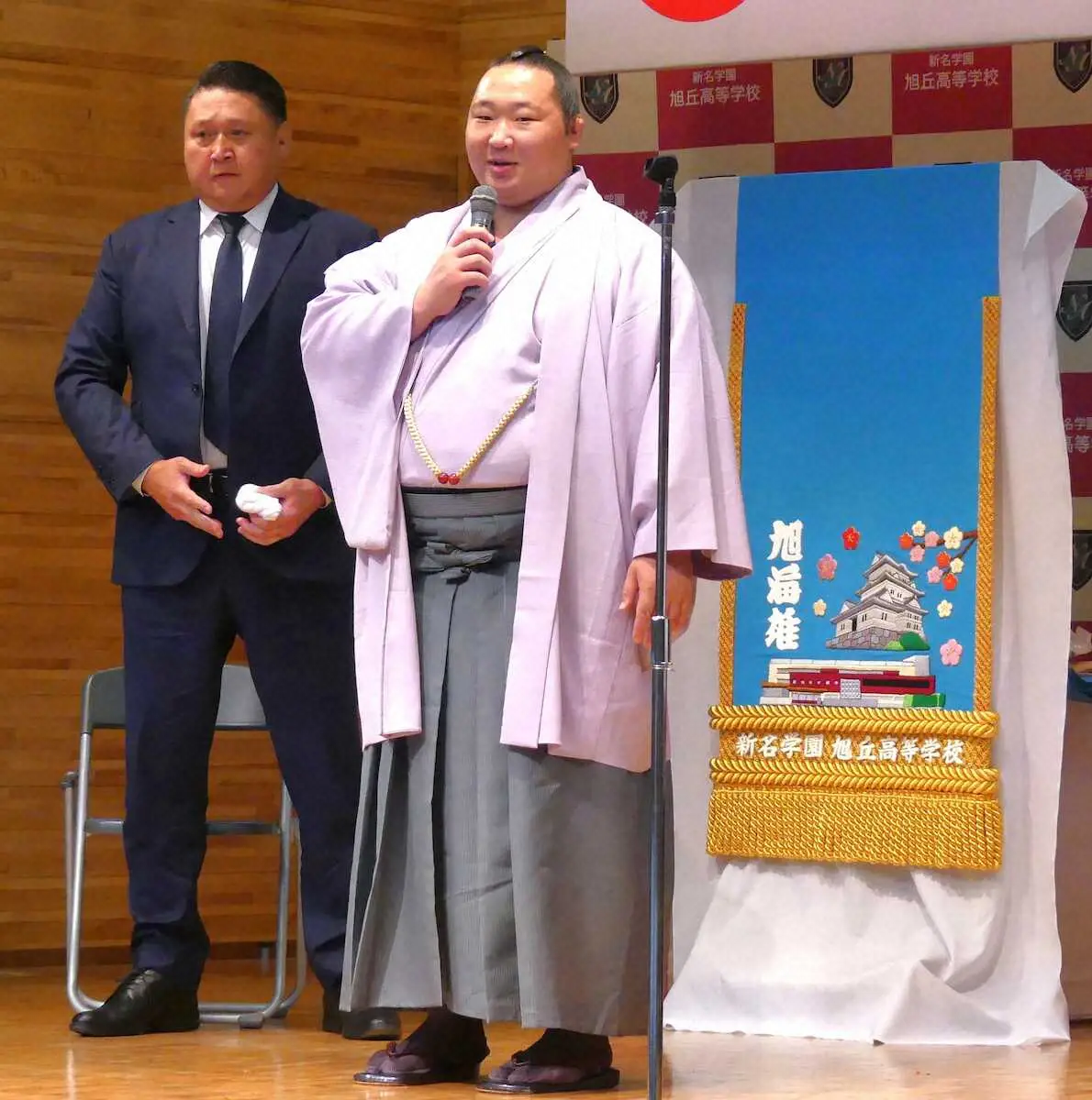 【画像・写真】新十両・旭海雄に母校の旭丘高から化粧まわし贈呈「幕内の土俵で2人で…」同級生・阿武剋との対戦熱望
