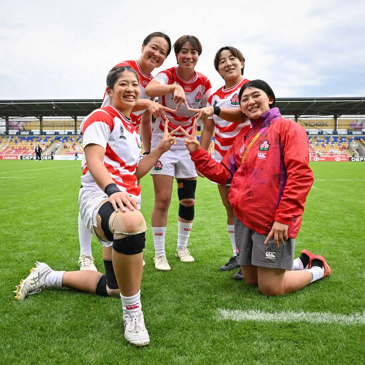 【画像・写真】＜日本・スペイン＞勝利後にポーズを決める（左から）FL川村雅未、FL長田いろは主将、SO大塚朱紗、SH阿部恵(c)JRFU