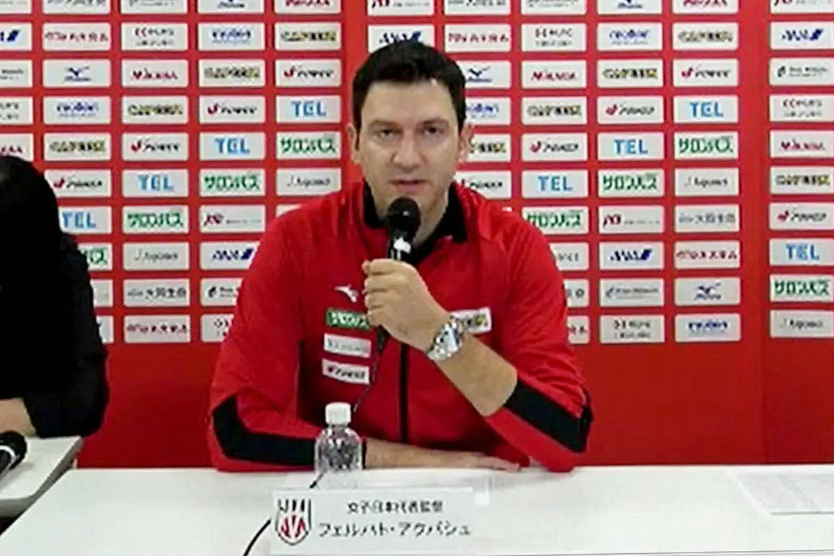 【画像・写真】オンラインで記者会見し今季の手応えについて語る、バレーボール女子日本代表のアクバシュ監督