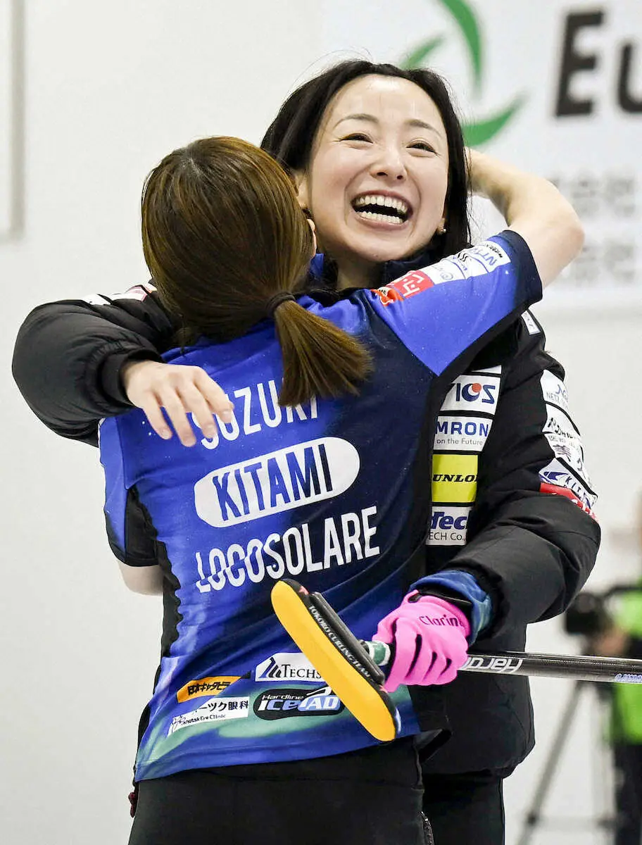 【画像・写真】1次リーグのフォルティウス戦に勝利し、鈴木（手前）と抱き合うロコ・ソラーレの藤沢