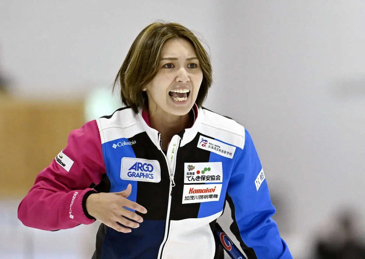 【画像・写真】1次リーグのロコ・ソラーレ戦で指示を出すフォルティウスの吉村