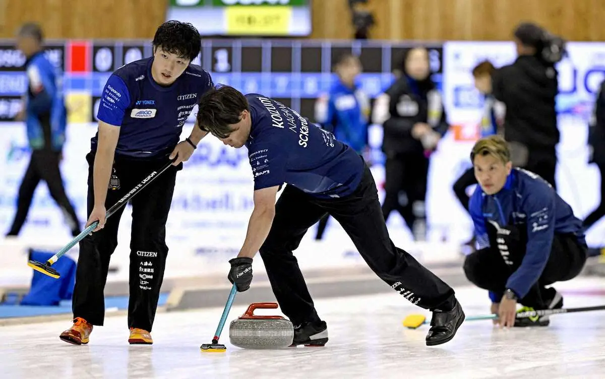 【画像・写真】コンサドーレとの第2戦でプレーするSC軽井沢クの小泉（中央）ら