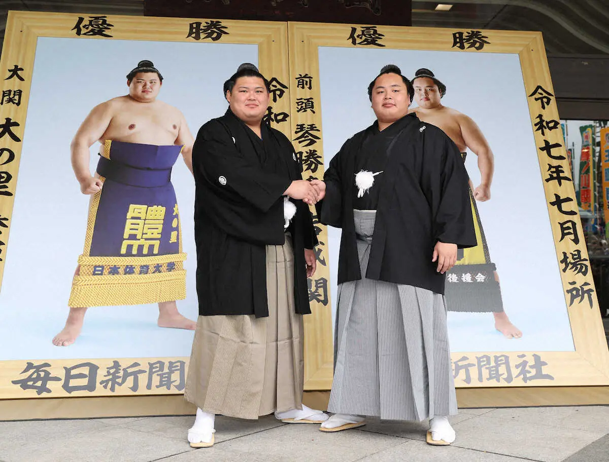 【画像・写真】大の里「自分を成長させてもらった場所」　4回目は母校・日体大の化粧まわし　琴勝峰と優勝額贈呈式に出席