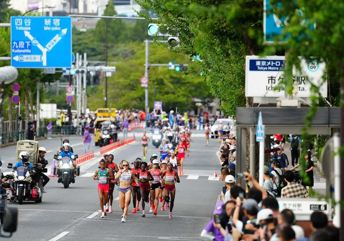 【画像・写真】【世界陸上】女子マラソンでアクシデント続々　上位選手が途中棄権　中央分離帯で…ネット心配「過酷」