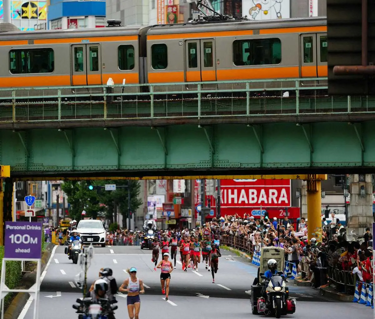 【画像・写真】【世界陸上】小林香菜あわや…帽子に気を取られた？コース外れかける　20キロでトップと30秒差4番手