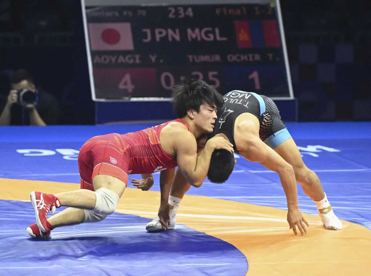 【画像・写真】男子フリースタイル70キロ級決勝でモンゴル選手（右）と対戦する青柳善の輔
