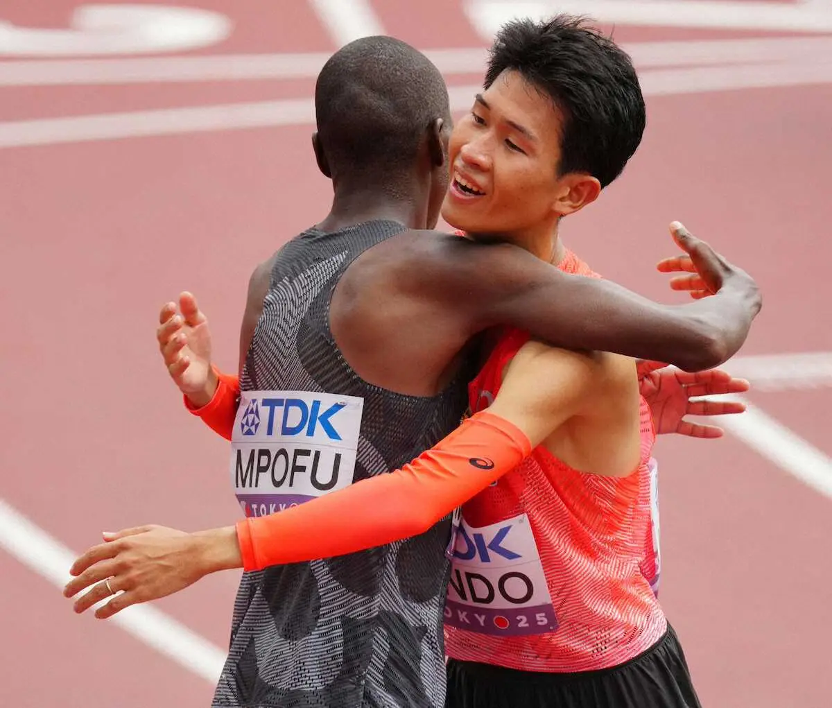 【画像・写真】＜世界陸上3日目＞男子マラソン、健闘を称え合う近藤（撮影・木村　揚輔）