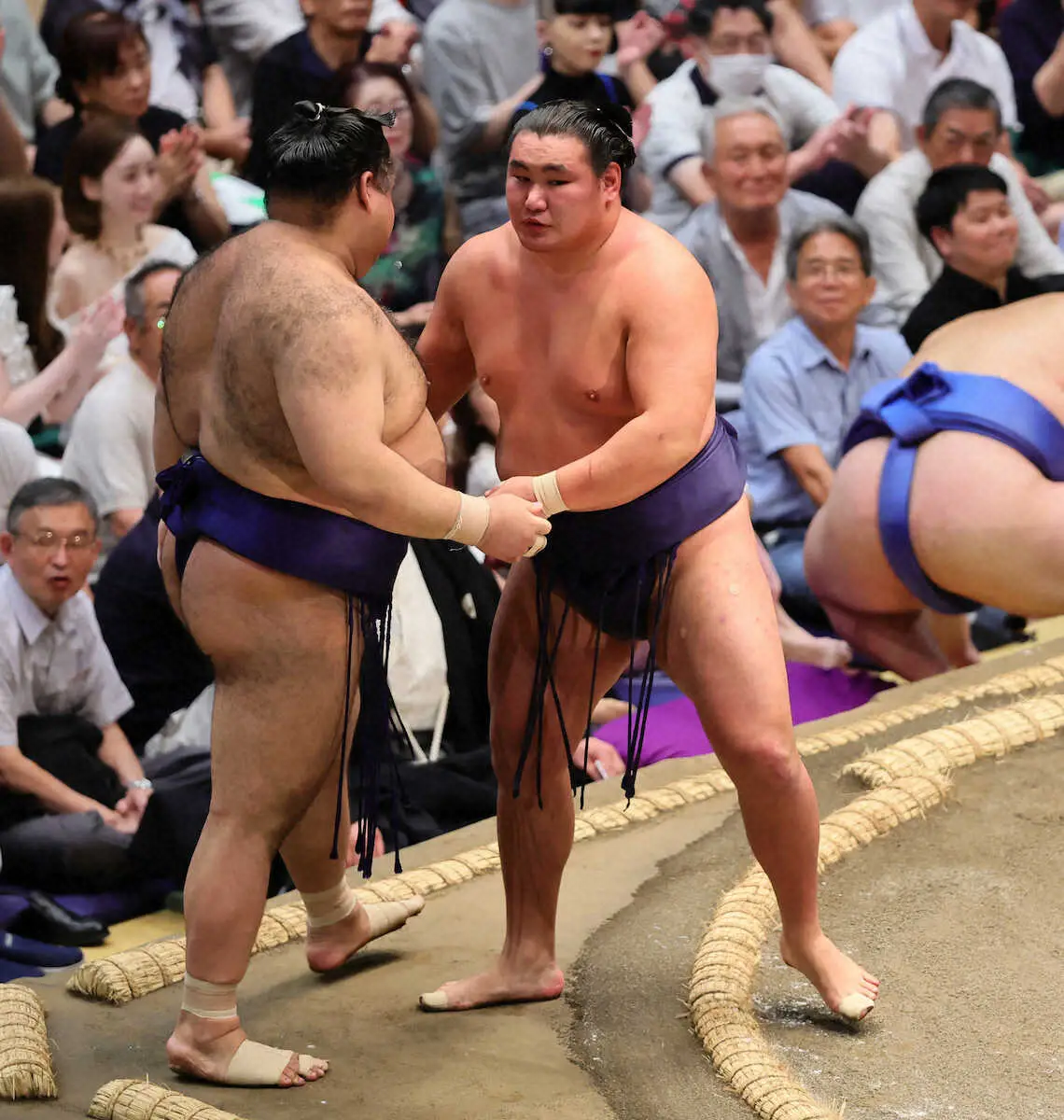 【画像・写真】＜秋場所2日目＞高安（左）を寄り切りで破った豊昇龍（撮影・尾崎　有希）