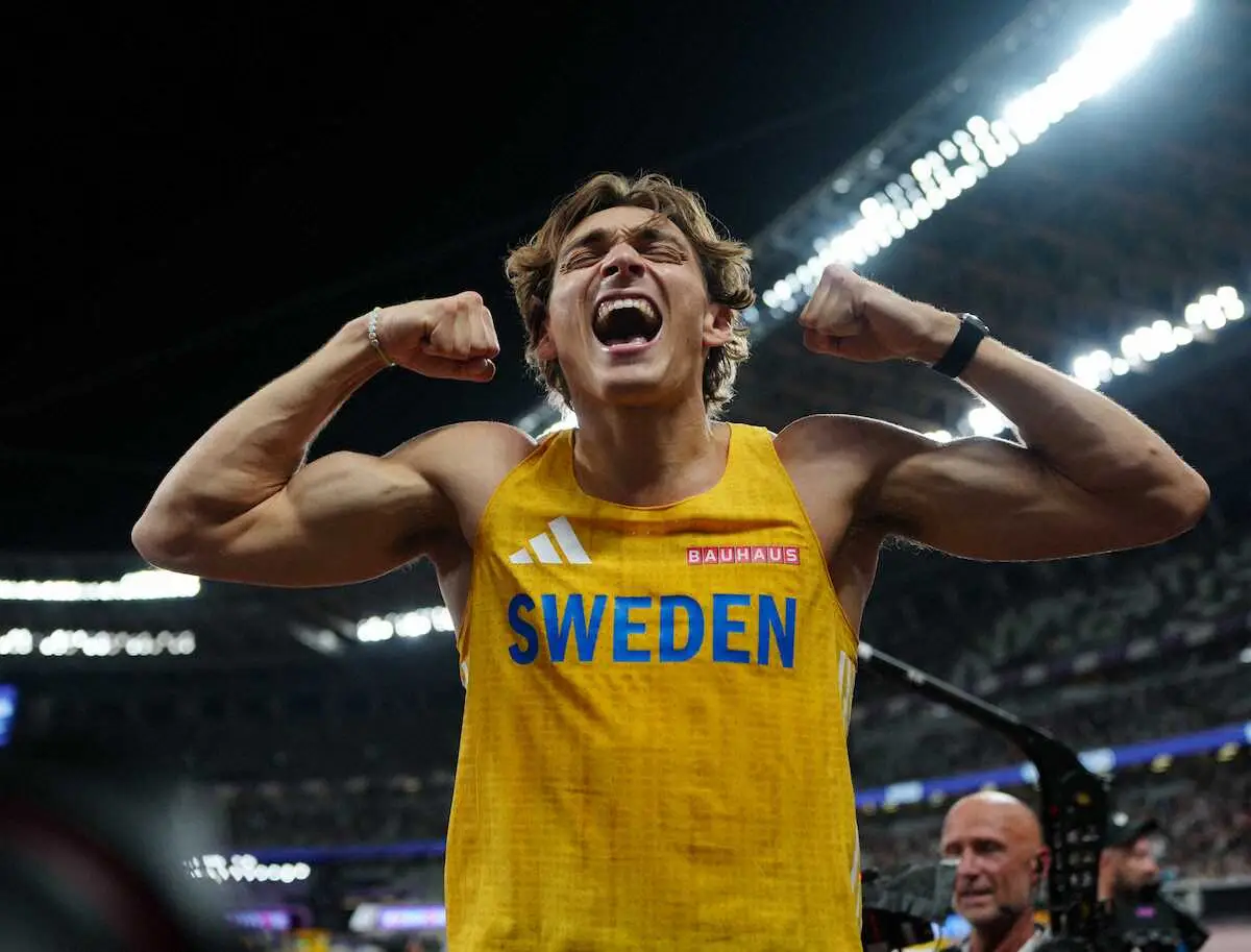 【画像・写真】＜世界陸上3日目＞男子棒高跳決勝、世界最高記録を更新し、ガッツポーズするデュプランティス（撮影・木村　揚輔）