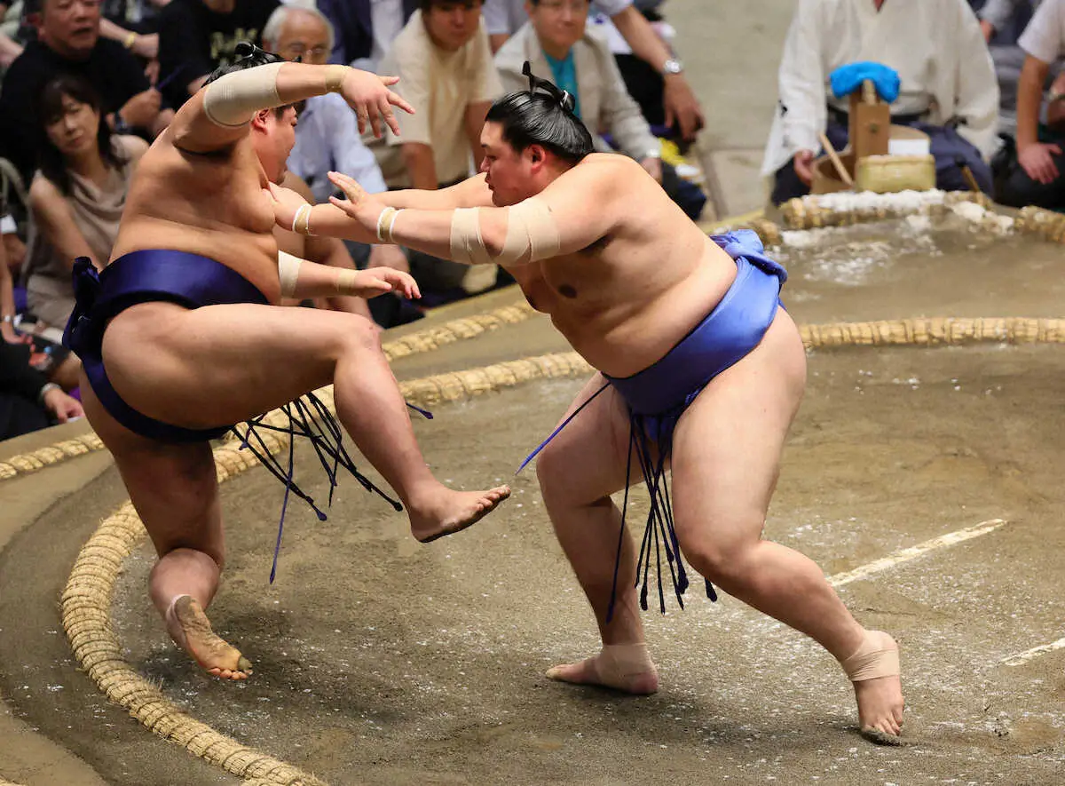 【画像・写真】両横綱が盤石3連勝！　大の里の豪快押し倒しに場内どよめき　琴桜は21歳安青錦に屈す　全勝力士は5人