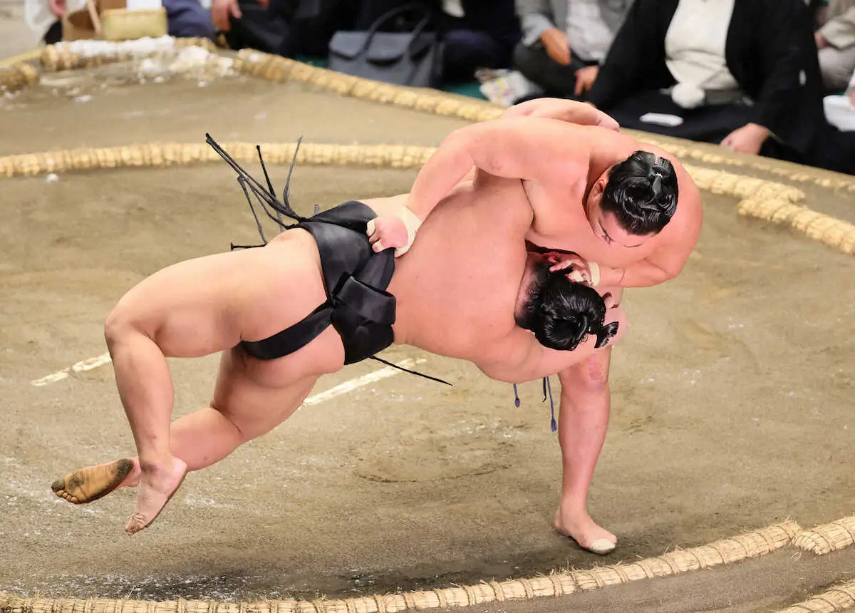 【画像・写真】豊昇龍は立ち合いで右へ動いてつかんだ上手で伯桜鵬を振り回して無傷3連勝