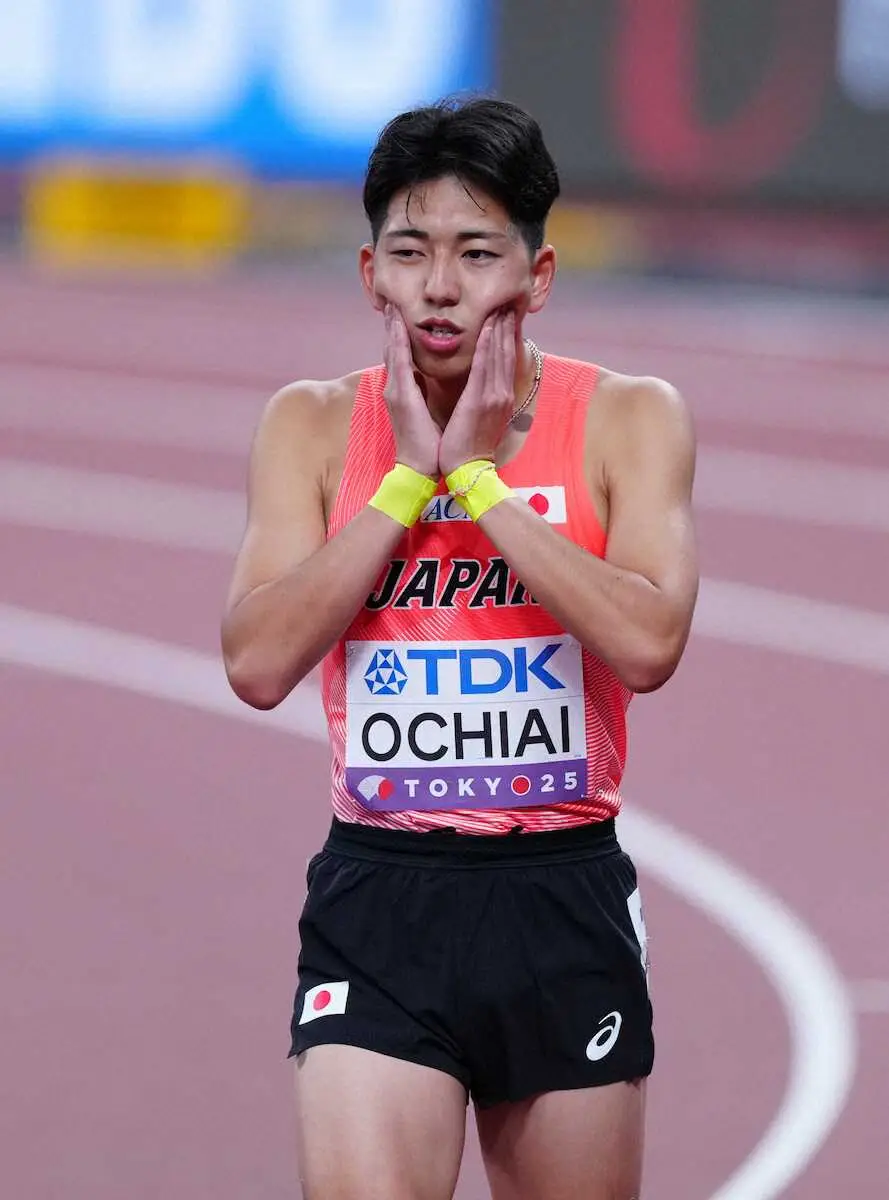 【画像・写真】＜世界陸上4日目＞男子800メートル予選、顔に触れる落合（撮影・木村　揚輔）