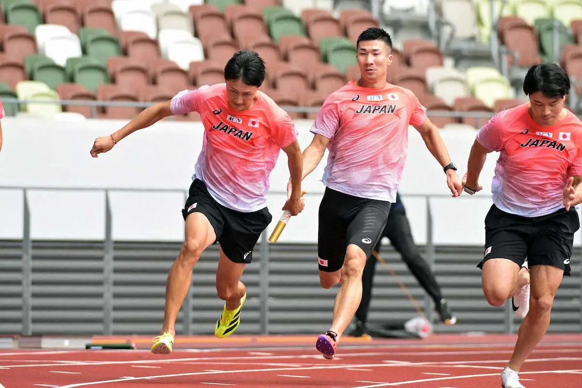 【画像・写真】リレーのバトン練習をする鵜沢飛羽（左）と桐生祥秀＝国立競技場（代表撮影）