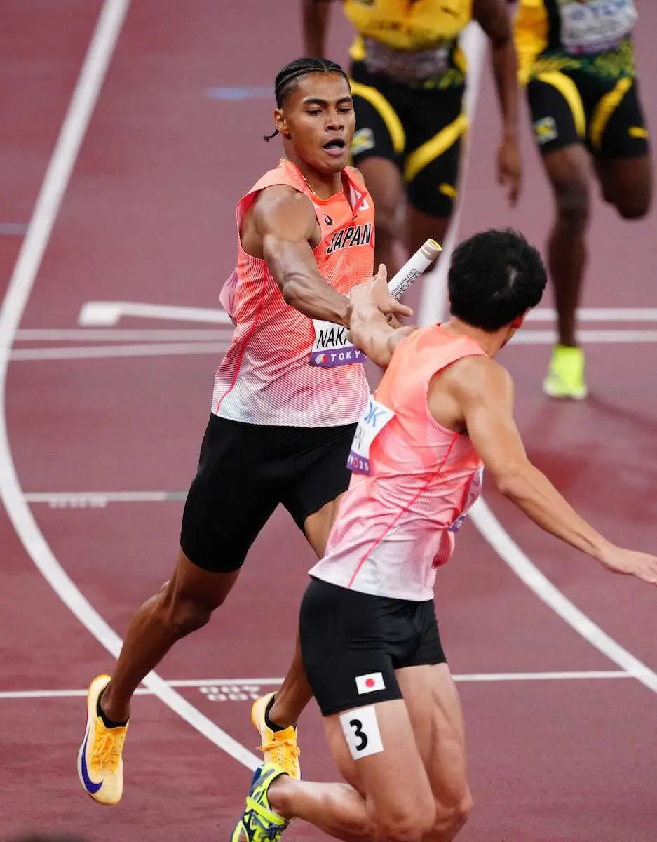 【画像・写真】＜世界陸上8日目＞男子1600メートルリレー予選、佐藤風（右）にバトンをつなぐ中島（撮影・木村　揚輔）