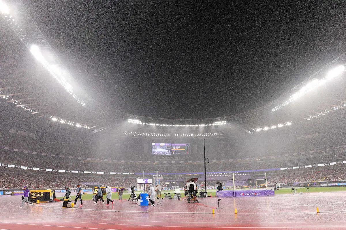 【画像・写真】＜世界陸上東京・9日目＞激しい雨に降られる国立競技場（撮影・藤山　由理）