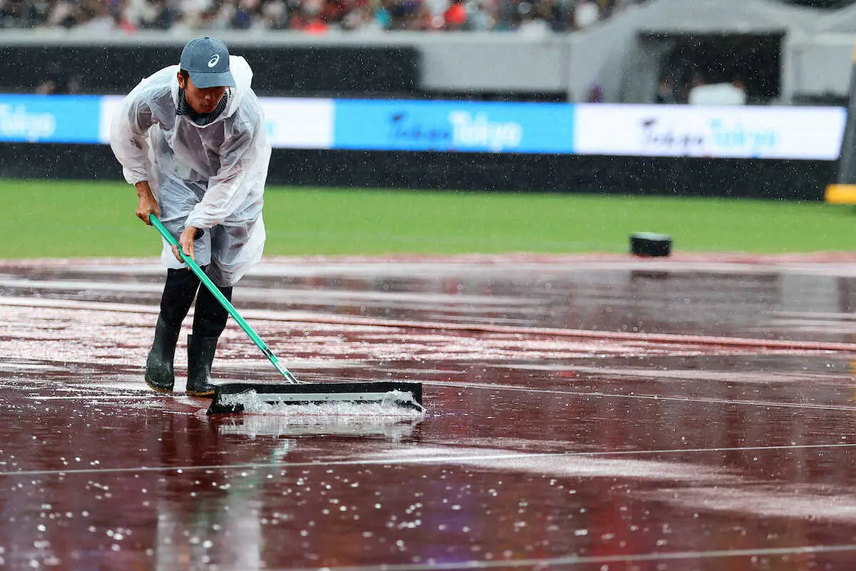 【画像・写真】＜世界陸上東京・9日目＞インフィールド内に溜まった水を除去するスタッフ（撮影・藤山　由理）