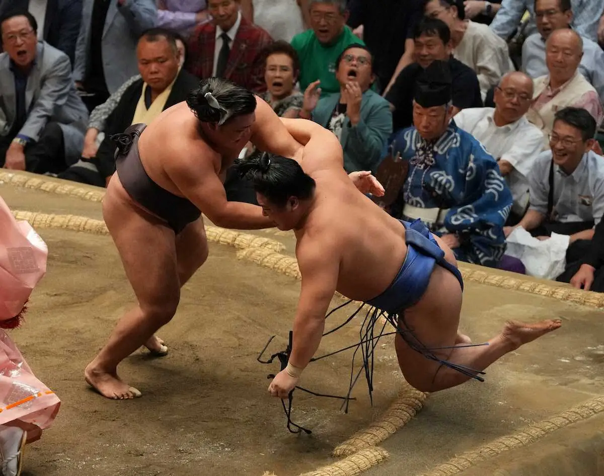 【画像・写真】霧島　大関獲りの若隆景の壁に　すくい投げで4敗目の土をつける