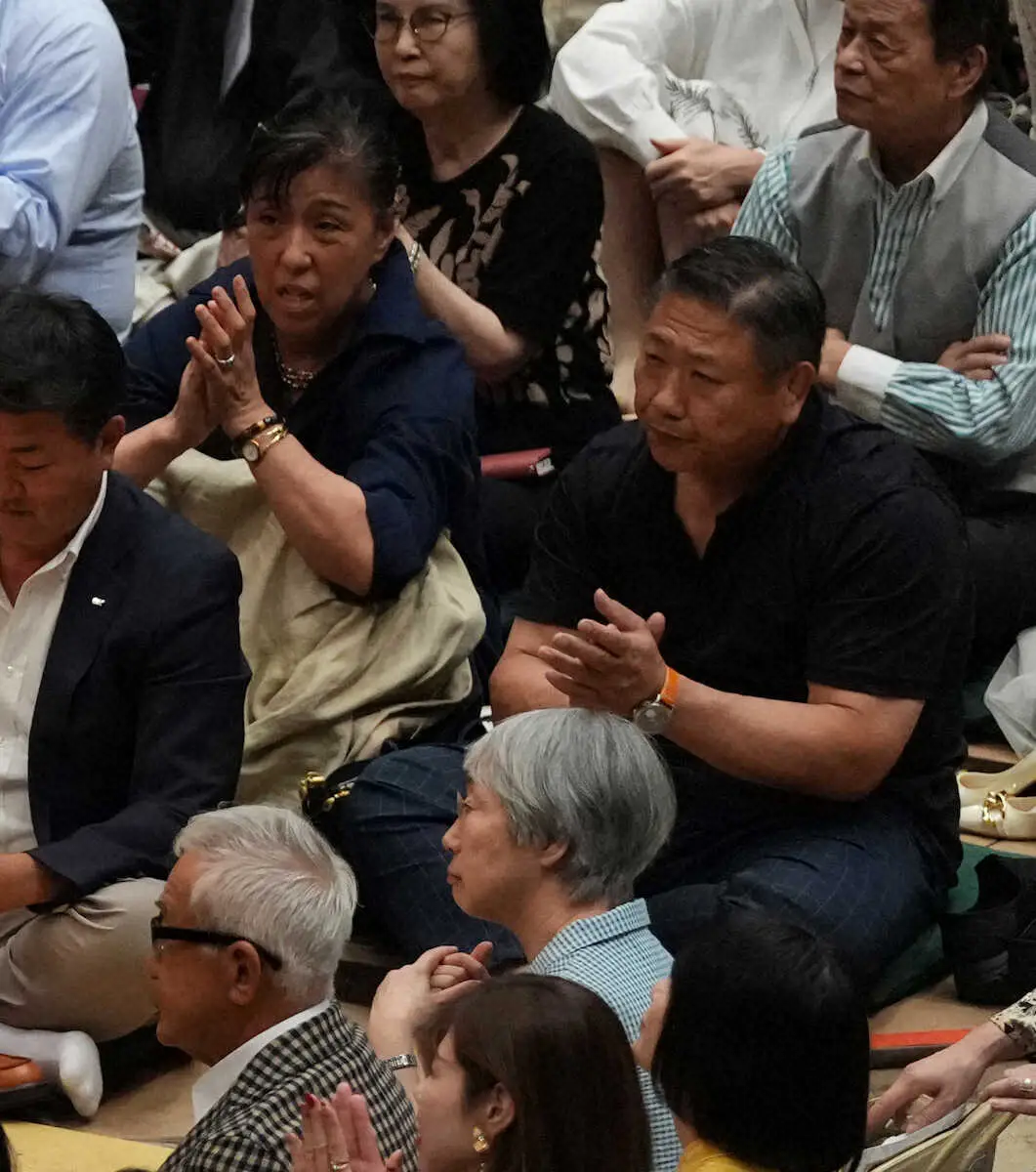 【画像・写真】＜秋場所9日目＞観戦する若隆景の父・大波政志さん（右）と母・文子さん（撮影・沢田　明徳）