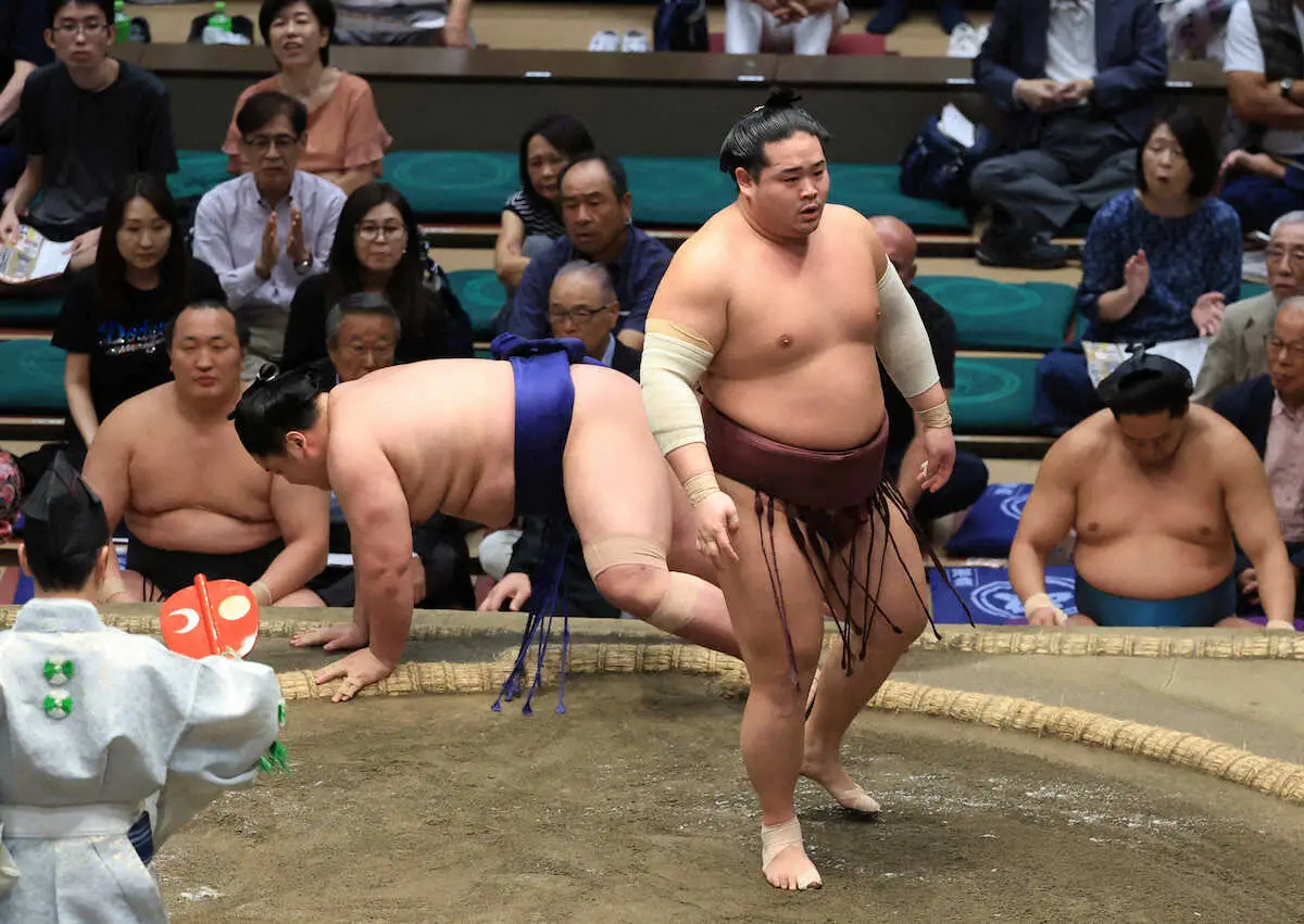 【画像・写真】＜秋場所10日目＞錦富士は藤青雲を突き落としで破る（撮影・西川祐介）
