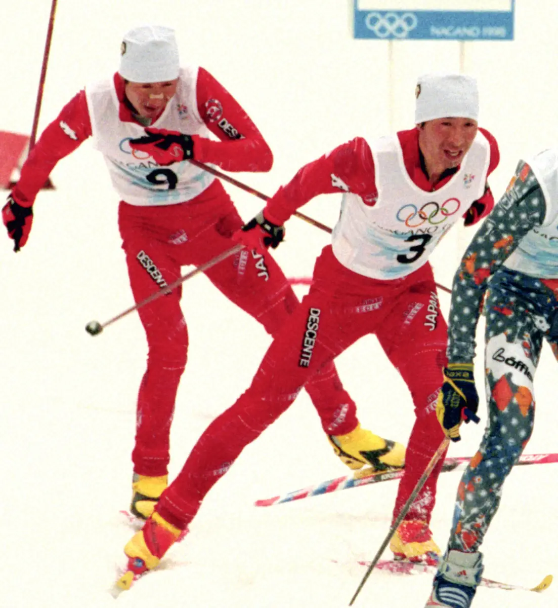 【画像・写真】98年、ノルディック複合個人後半距離で競り合う荻原健司（左）と次晴