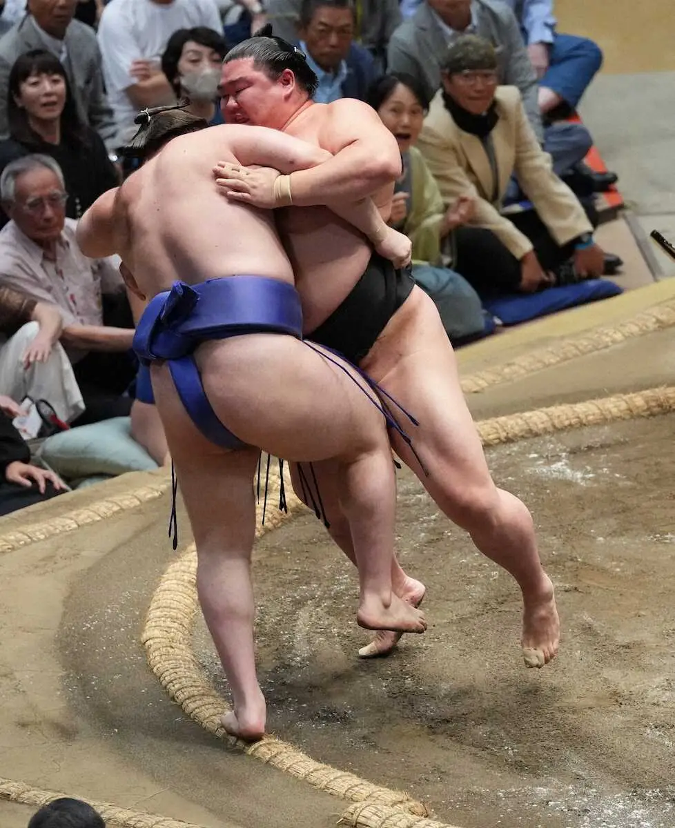 【画像・写真】元大関の正代が2敗対決で安青錦の上体を起こして圧倒