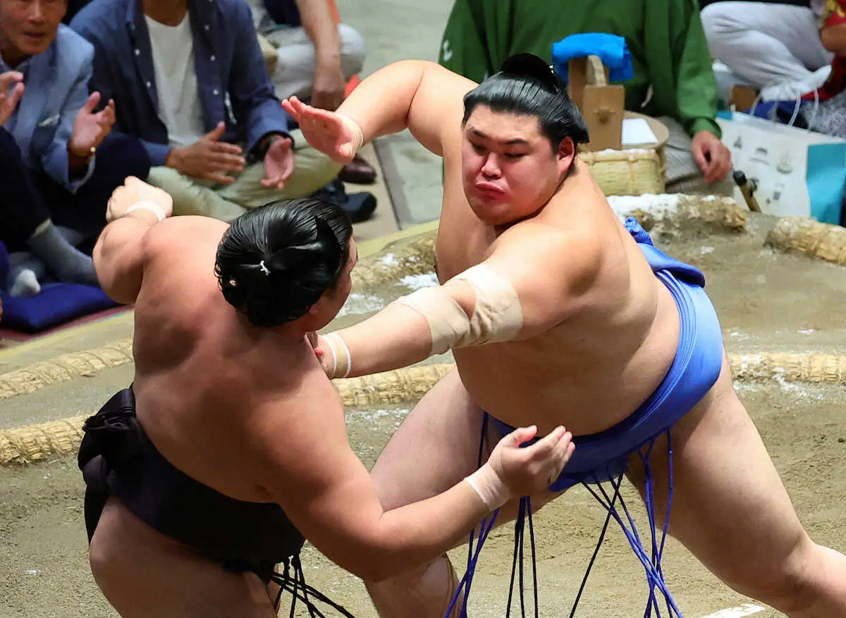 【画像・写真】＜大相撲秋場所・12日目＞霧島（左）を押し出しで下す大の里（撮影・藤山　由理）