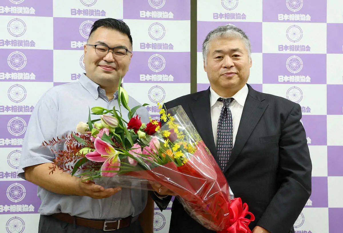 【画像・写真】部屋を継承することになった熊ケ谷親方（左）から花束を贈られる大嶽親方（撮影・藤山　由理）
