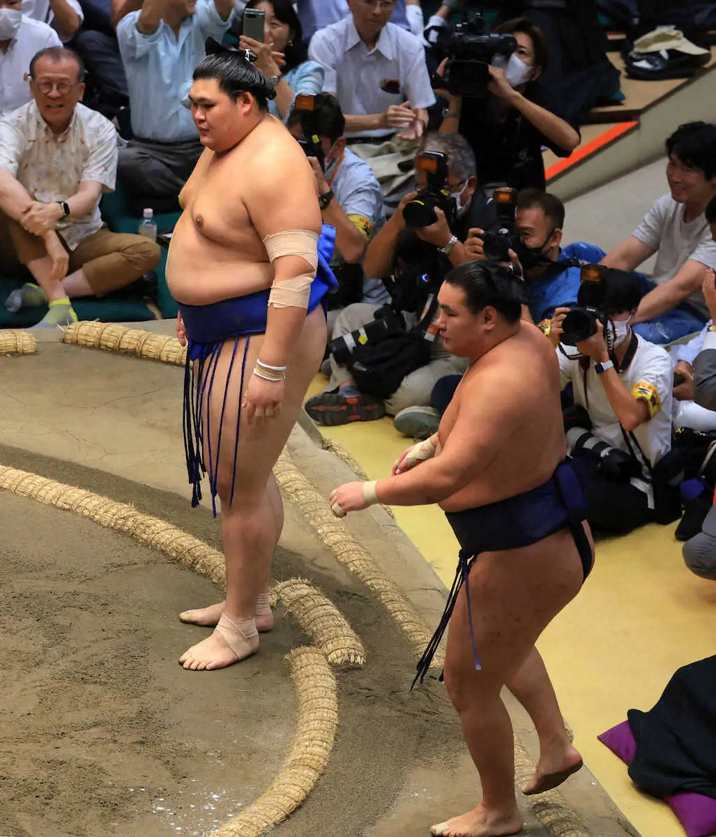 【画像・写真】騒然決着…豊昇龍　大の里に敗れ「綱初V」先に許す　本割では圧勝も決定戦で無念…微妙な土俵際に物言いも