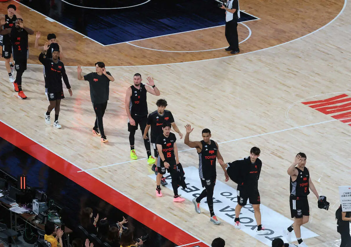 【画像・写真】＜バスケB1開幕戦　A東京・宇都宮＞敗れたA東京はファンにあいさつする　（撮影・西川祐介）