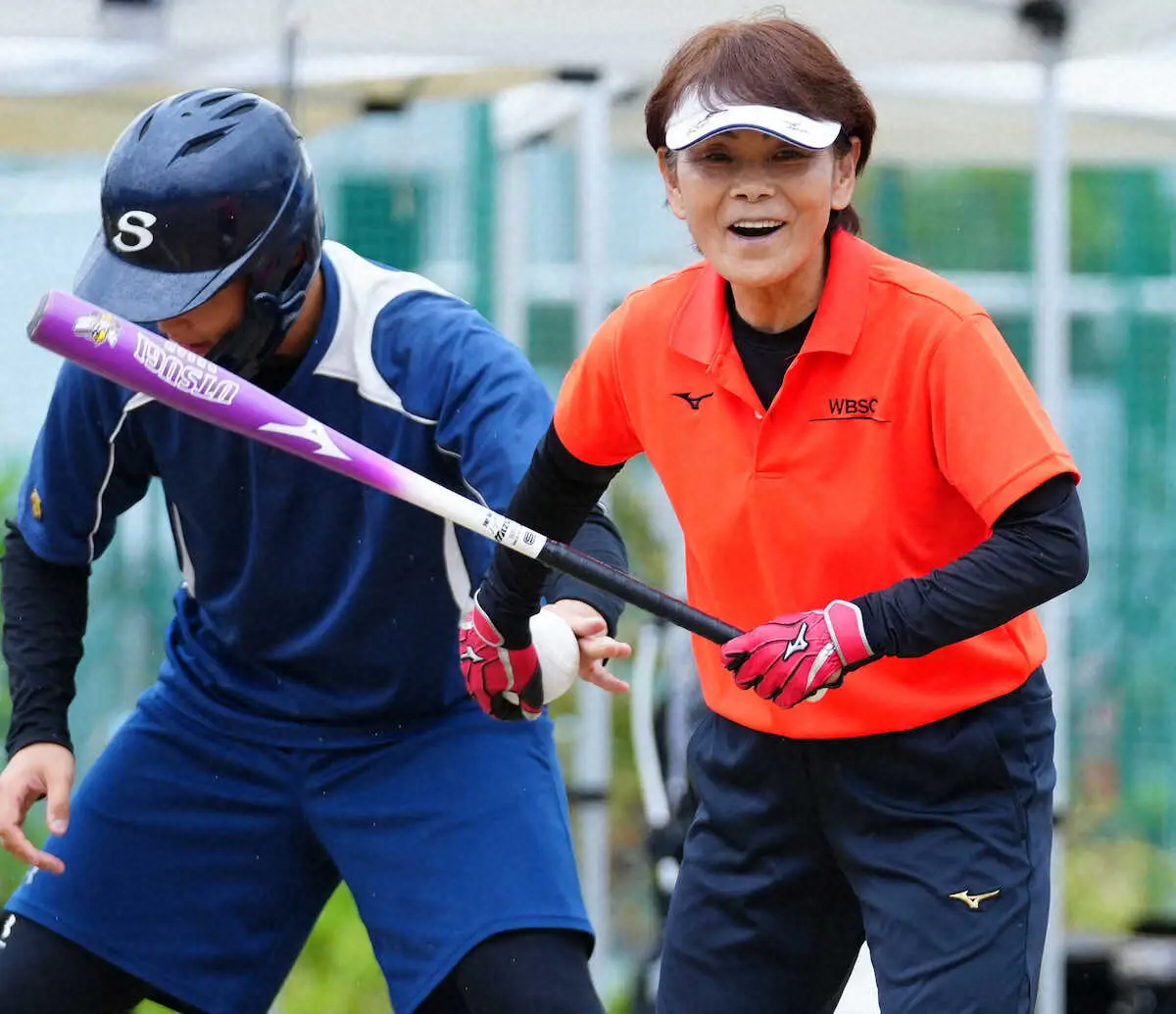 【画像・写真】元ソフトボール女子日本代表監督・宇津木妙子さんが「速射砲ノック体験会」