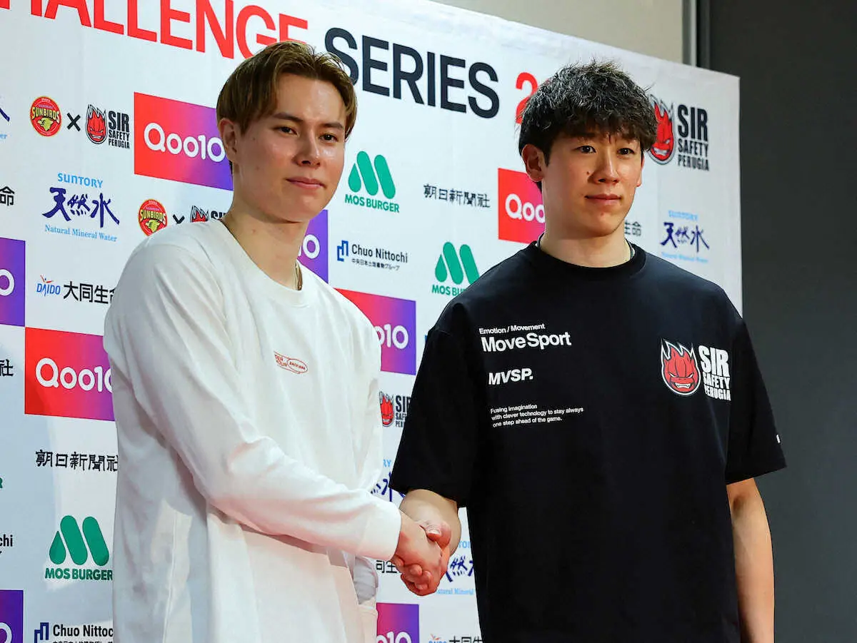 サントリー・ペルージャ＞試合後、記念撮影をする高橋藍（左）と石川