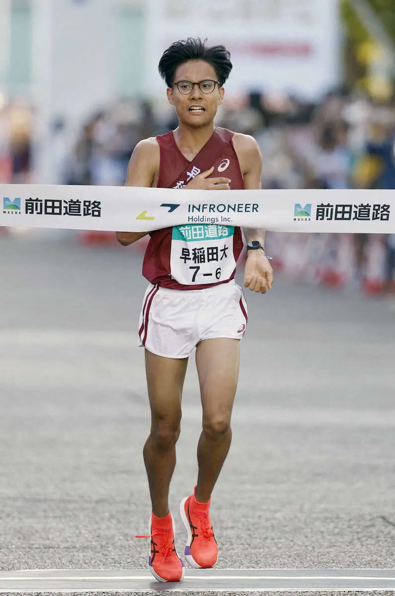 【画像・写真】2位でゴールする早大アンカーの工藤慎作（共同）