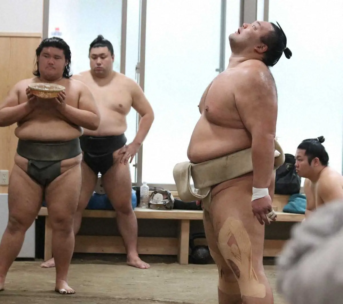 【画像・写真】朝乃山が大ケガ後、初めて左膝にサポーター着けず本格稽古　「1回やってみようかなと。前に出る分には…」