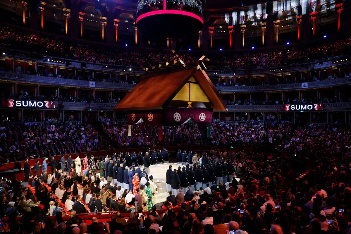 【画像・写真】「SUMO」に英国熱狂　34年ぶりロンドン公演開幕　5400人「満員御礼」　劇場仕様でショータイム