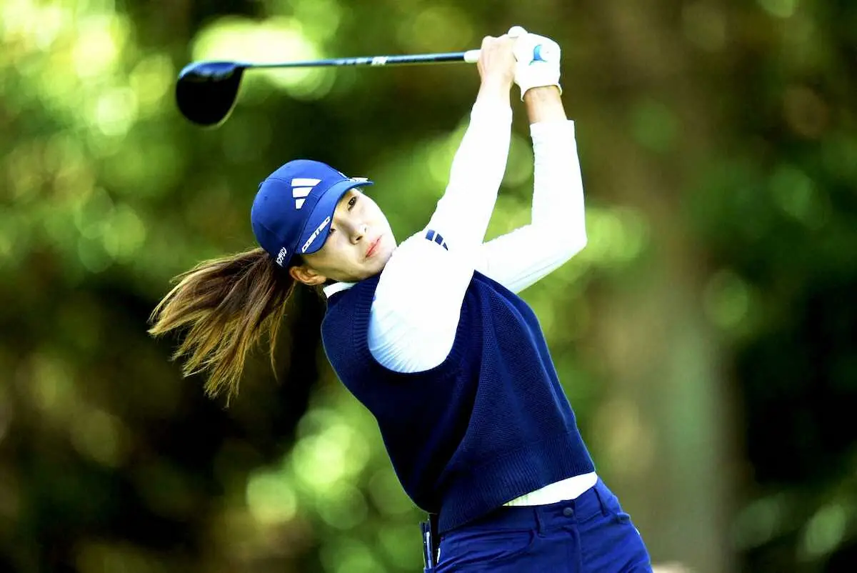 渋野日向子 前半に4バーディーを奪いトップでハーフターン！ パットの