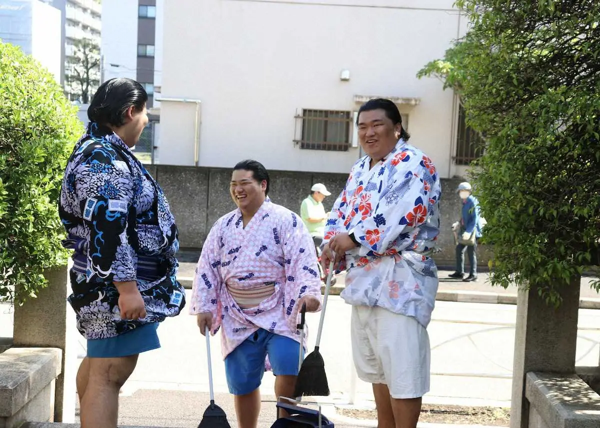 【画像・写真】幕下・行徳　九州場所は「難しいかな」　野見宿禰神社で新弟子清掃活動