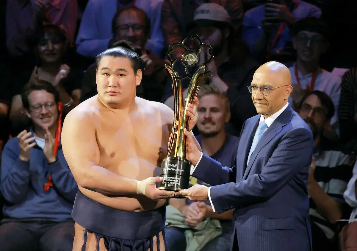 【画像・写真】大相撲のロンドン公演千秋楽で大の里を破って優勝を果たし、トロフィーを手にする豊昇龍（左）