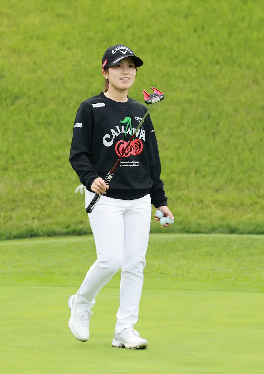 【画像・写真】＜マスターズGCレディス・月曜練習日＞18番でグリーンの感触を確かめる西村優菜（撮影・井垣　忠夫）
